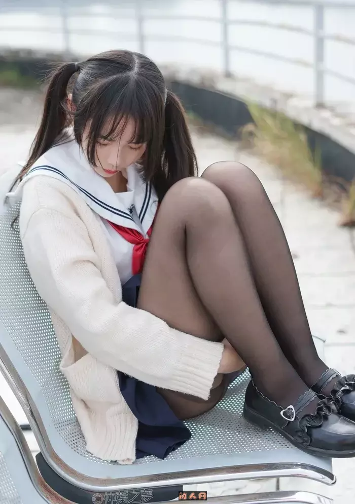 轻兰映画-丝袜美足套图合集