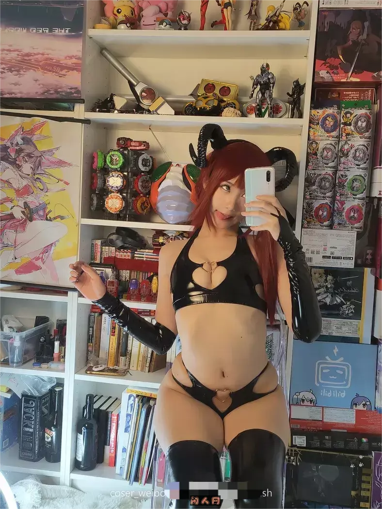 动漫博主@如月灰-性感写真套图合集