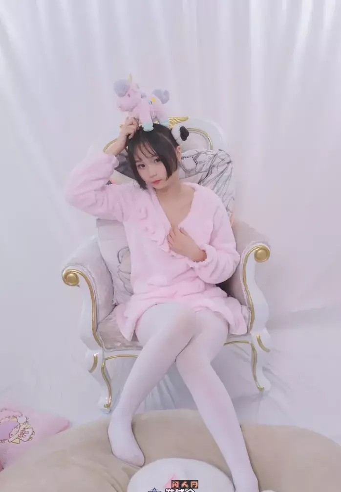 轻兰映画-丝袜美足套图合集