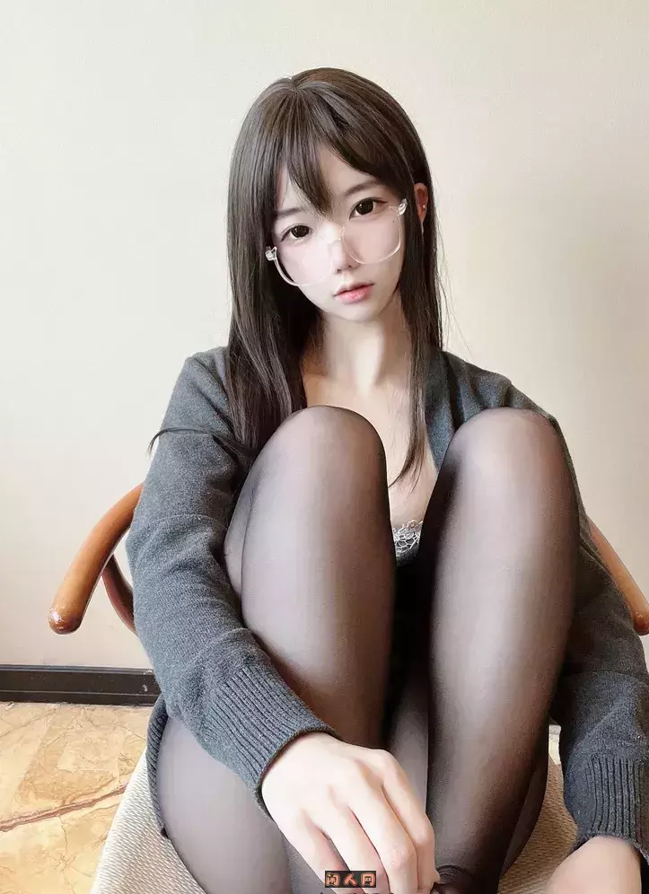 莉犬酱-眼镜妹性感自拍写真作品合集