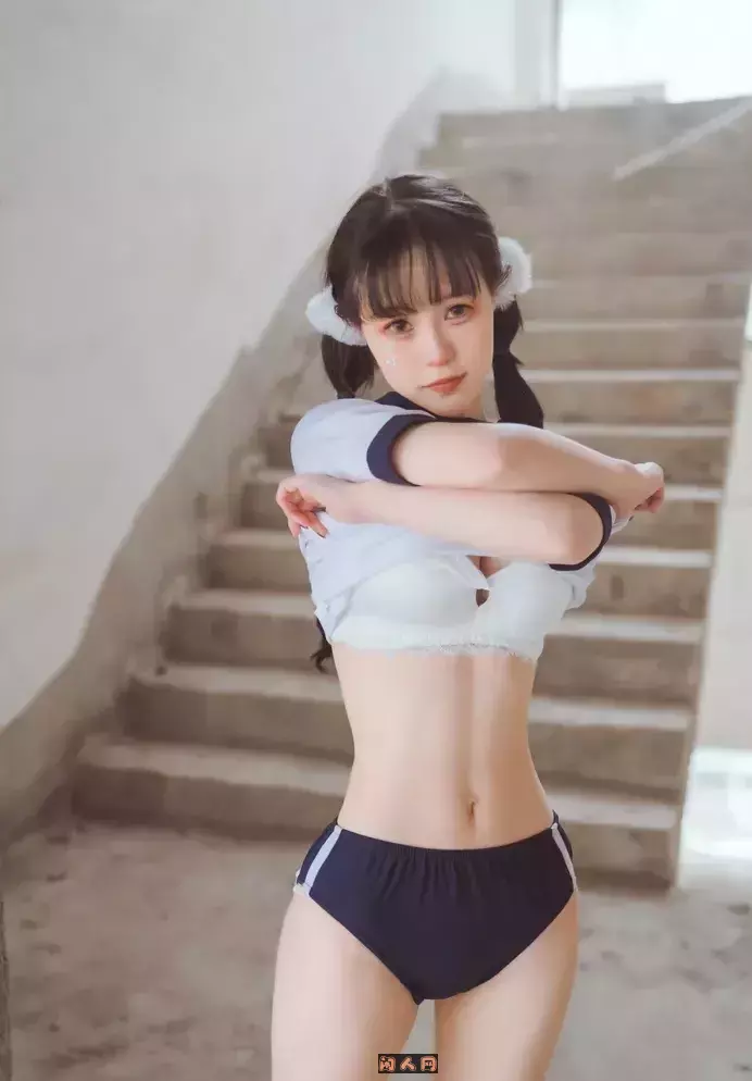 动漫博主@晕崽Zz-甜美颜值女生性感写真套图合集