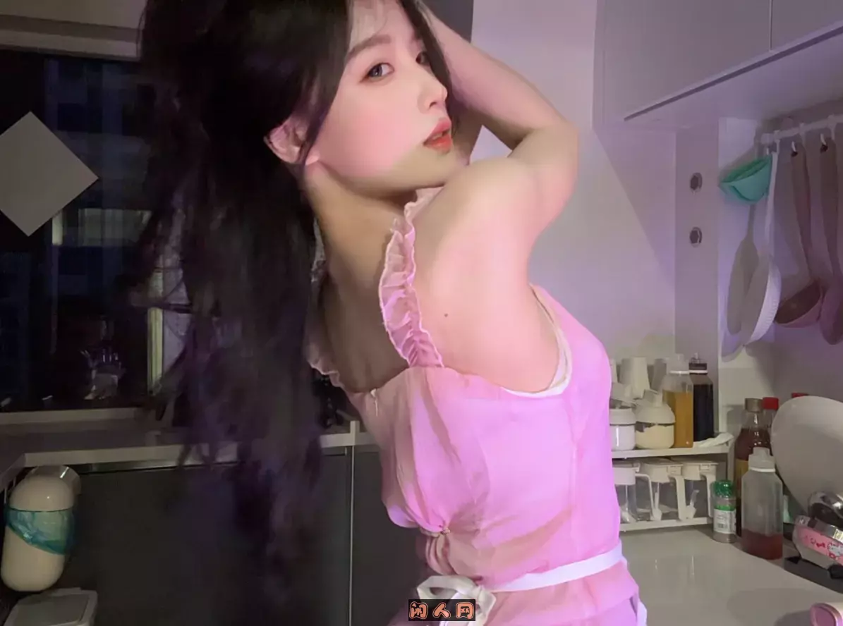 抖音主播@雨宝颜值女神厨房热舞3V